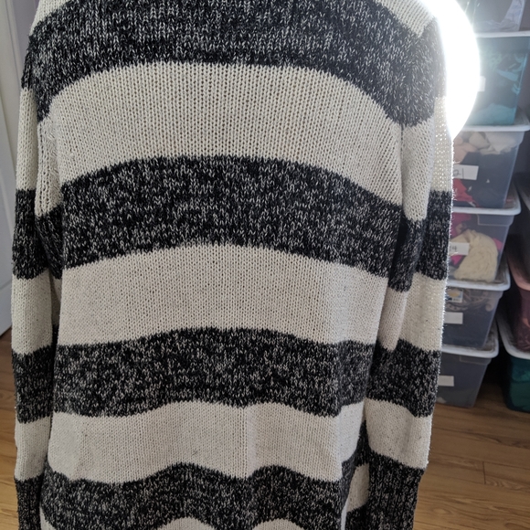 Torrid - sweater wrap - Picture 2 of 9